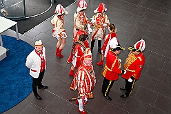 02 MSV Empfang 2026- 01-25 03  Stadtgarde und MSV -  Zu besten Mittagszeit waren wir der Programmpunkt auf der Herrensitzung der Stadtgarde Duisburg Rot-Weiss in der Aula des Gertrud-Bäumer-Berufskollegs. Dann ging es ins „Wohnzimmer“ aller MSV Fan´s. In der Business Lounge in der „schauinsland reisen arena“ fand der jährliche Sponsoren Neujahrs Empfang statt. : DVPJ, Toni I, Jules I., Prinz Karneval, Prinz, Prinzessin Aileen I., Hofmarschälle, Page, Pagen, Paginnen, HDK, Duisburg, Karneval, Helau, Tollität, Event, Session 2025, Session 2025, HDK Duisburg, Hauptausschuss, Hauptausschuss Karneval Duisburg, Duisburg ist echt