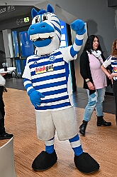 02 MSV Empfang 2026- 01-25 04  Stadtgarde und MSV -  Zu besten Mittagszeit waren wir der Programmpunkt auf der Herrensitzung der Stadtgarde Duisburg Rot-Weiss in der Aula des Gertrud-Bäumer-Berufskollegs. Dann ging es ins „Wohnzimmer“ aller MSV Fan´s. In der Business Lounge in der „schauinsland reisen arena“ fand der jährliche Sponsoren Neujahrs Empfang statt. : DVPJ, Toni I, Jules I., Prinz Karneval, Prinz, Prinzessin Aileen I., Hofmarschälle, Page, Pagen, Paginnen, HDK, Duisburg, Karneval, Helau, Tollität, Event, Session 2025, Session 2025, HDK Duisburg, Hauptausschuss, Hauptausschuss Karneval Duisburg, Duisburg ist echt