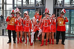 02 MSV Empfang 2026- 01-25 21  Stadtgarde und MSV -  Zu besten Mittagszeit waren wir der Programmpunkt auf der Herrensitzung der Stadtgarde Duisburg Rot-Weiss in der Aula des Gertrud-Bäumer-Berufskollegs. Dann ging es ins „Wohnzimmer“ aller MSV Fan´s. In der Business Lounge in der „schauinsland reisen arena“ fand der jährliche Sponsoren Neujahrs Empfang statt. : DVPJ, Toni I, Jules I., Prinz Karneval, Prinz, Prinzessin Aileen I., Hofmarschälle, Page, Pagen, Paginnen, HDK, Duisburg, Karneval, Helau, Tollität, Event, Session 2025, Session 2025, HDK Duisburg, Hauptausschuss, Hauptausschuss Karneval Duisburg, Duisburg ist echt