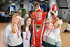 02 MSV Empfang 2026- 01-25 27  Stadtgarde und MSV -  Zu besten Mittagszeit waren wir der Programmpunkt auf der Herrensitzung der Stadtgarde Duisburg Rot-Weiss in der Aula des Gertrud-Bäumer-Berufskollegs. Dann ging es ins „Wohnzimmer“ aller MSV Fan´s. In der Business Lounge in der „schauinsland reisen arena“ fand der jährliche Sponsoren Neujahrs Empfang statt. : DVPJ, Toni I, Jules I., Prinz Karneval, Prinz, Prinzessin Aileen I., Hofmarschälle, Page, Pagen, Paginnen, HDK, Duisburg, Karneval, Helau, Tollität, Event, Session 2025, Session 2025, HDK Duisburg, Hauptausschuss, Hauptausschuss Karneval Duisburg, Duisburg ist echt