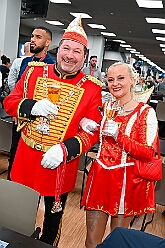 02 MSV Empfang 2026- 01-25 30  Stadtgarde und MSV -  Zu besten Mittagszeit waren wir der Programmpunkt auf der Herrensitzung der Stadtgarde Duisburg Rot-Weiss in der Aula des Gertrud-Bäumer-Berufskollegs. Dann ging es ins „Wohnzimmer“ aller MSV Fan´s. In der Business Lounge in der „schauinsland reisen arena“ fand der jährliche Sponsoren Neujahrs Empfang statt. : DVPJ, Toni I, Jules I., Prinz Karneval, Prinz, Prinzessin Aileen I., Hofmarschälle, Page, Pagen, Paginnen, HDK, Duisburg, Karneval, Helau, Tollität, Event, Session 2025, Session 2025, HDK Duisburg, Hauptausschuss, Hauptausschuss Karneval Duisburg, Duisburg ist echt