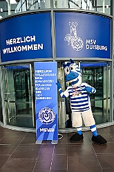 02 MSV Empfang 2026- 01-25 32  Stadtgarde und MSV -  Zu besten Mittagszeit waren wir der Programmpunkt auf der Herrensitzung der Stadtgarde Duisburg Rot-Weiss in der Aula des Gertrud-Bäumer-Berufskollegs. Dann ging es ins „Wohnzimmer“ aller MSV Fan´s. In der Business Lounge in der „schauinsland reisen arena“ fand der jährliche Sponsoren Neujahrs Empfang statt. : DVPJ, Toni I, Jules I., Prinz Karneval, Prinz, Prinzessin Aileen I., Hofmarschälle, Page, Pagen, Paginnen, HDK, Duisburg, Karneval, Helau, Tollität, Event, Session 2025, Session 2025, HDK Duisburg, Hauptausschuss, Hauptausschuss Karneval Duisburg, Duisburg ist echt