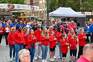 SommerBiwak 2026- 07-19 05  Sommerbiwak in der City - Die Premiere des Sommerbiwaks vom HDK am Sonntag des Duisburger Stadtfestes war vor 11 Jahren. In diesem Jahr präsentierte sich der HDK auch mit einem bunten Programm auf der Hauptbühne vor dem City-Palais. In diesem Rahmen stellten wir unsere Aktion für die Unterstützung der „Jecken Kids“ vor. : DVPJ, Toni I, Jules I., Prinz Karneval, Prinz, Prinzessin Aileen I., Hofmarschälle, Page, Pagen, Paginnen, HDK, Duisburg, Karneval, Helau, Tollität, Event, Session 2025, Session 2025, HDK Duisburg, Hauptausschuss, Hauptausschuss Karneval Duisburg, Duisburg ist echt