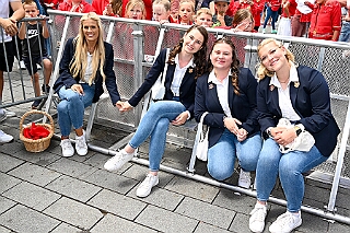 SommerBiwak 2026- 07-19 24  Sommerbiwak in der City - Die Premiere des Sommerbiwaks vom HDK am Sonntag des Duisburger Stadtfestes war vor 11 Jahren. In diesem Jahr präsentierte sich der HDK auch mit einem bunten Programm auf der Hauptbühne vor dem City-Palais. In diesem Rahmen stellten wir unsere Aktion für die Unterstützung der „Jecken Kids“ vor. : DVPJ, Toni I, Jules I., Prinz Karneval, Prinz, Prinzessin Aileen I., Hofmarschälle, Page, Pagen, Paginnen, HDK, Duisburg, Karneval, Helau, Tollität, Event, Session 2025, Session 2025, HDK Duisburg, Hauptausschuss, Hauptausschuss Karneval Duisburg, Duisburg ist echt