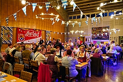 01 Oktoberf KGRheinh 2025-10-10 01  Oktoberfeste und ein Jubiläum - Den Freitagabend beginnen wir mit dem Besuch des Oktoberfestes der KG Rot-Weiß Rheinhausen in der Erlöserkirche in Rheinhausen. Etwas später heißt es dann „O`zapft is“ beim Oktoberfest in Opgen-Rhein's "Zum Johanniter“. Am Samstag waren wir dann Gäste beim 55-Jährigen Firmenjubiläum der Poschmann Gerüstbau GmbH. : DVPJ, Toni I, Jules I., Prinz Karneval, Prinz, Prinzessin Aileen I., Hofmarschälle, Page, Pagen, Paginnen, HDK, Duisburg, Karneval, Helau, Tollität, Event, Session 2025, Session 2025, HDK Duisburg, Hauptausschuss, Hauptausschuss Karneval Duisburg, Duisburg ist echt