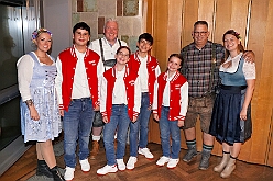 01 Oktoberf KGRheinh 2025-10-10 03  Oktoberfeste und ein Jubiläum - Den Freitagabend beginnen wir mit dem Besuch des Oktoberfestes der KG Rot-Weiß Rheinhausen in der Erlöserkirche in Rheinhausen. Etwas später heißt es dann „O`zapft is“ beim Oktoberfest in Opgen-Rhein's "Zum Johanniter“. Am Samstag waren wir dann Gäste beim 55-Jährigen Firmenjubiläum der Poschmann Gerüstbau GmbH. : DVPJ, Toni I, Jules I., Prinz Karneval, Prinz, Prinzessin Aileen I., Hofmarschälle, Page, Pagen, Paginnen, HDK, Duisburg, Karneval, Helau, Tollität, Event, Session 2025, Session 2025, HDK Duisburg, Hauptausschuss, Hauptausschuss Karneval Duisburg, Duisburg ist echt