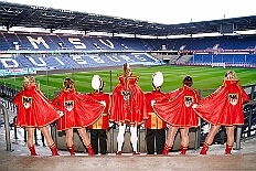 Ornat Shooting 2026-01-08 04  Shooting im Ornat - Die Spannung auf unsere Session steigt. Hier ein paar Impressionen vom Shooting mit unserer Steffi. Wir waren außer im Studio auch in der schauinsland Reisen Arena, dem WYNDHAM Hotel Duisburger Hof und dem Coupe 1900 im Duisburger Süden. : DVPJ, Toni I, Jules I., Prinz Karneval, Prinz, Prinzessin Aileen I., Hofmarschälle, Page, Pagen, Paginnen, HDK, Duisburg, Karneval, Helau, Tollität, Event, Session 2025, Session 2025, HDK Duisburg, Hauptausschuss, Hauptausschuss Karneval Duisburg, Duisburg ist echt