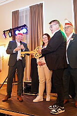 EinzugHofburg 2026-01-09 31  Unser Einzug in die Hofburg - Der Einzug des Prinzen mit seiner Crew in die Hofburg gehört schon länger zur Tradition im Duisburger Karneval. Einen Tag vor der Kürung bezog die Crew ihre Zimmer im WYNDHAM Hotel Duisburger Hof. Hier residieren  nun alle sieben bis zum Rosenmontag. : DVPJ, Toni I, Jules I., Prinz Karneval, Prinz, Prinzessin Aileen I., Hofmarschälle, Page, Pagen, Paginnen, HDK, Duisburg, Karneval, Helau, Tollität, Event, Session 2025, Session 2025, HDK Duisburg, Hauptausschuss, Hauptausschuss Karneval Duisburg, Duisburg ist echt