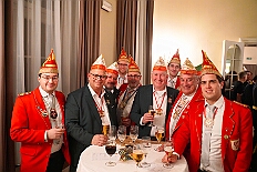 EinzugHofburg 2026-01-09 36  Unser Einzug in die Hofburg - Der Einzug des Prinzen mit seiner Crew in die Hofburg gehört schon länger zur Tradition im Duisburger Karneval. Einen Tag vor der Kürung bezog die Crew ihre Zimmer im WYNDHAM Hotel Duisburger Hof. Hier residieren  nun alle sieben bis zum Rosenmontag. : DVPJ, Toni I, Jules I., Prinz Karneval, Prinz, Prinzessin Aileen I., Hofmarschälle, Page, Pagen, Paginnen, HDK, Duisburg, Karneval, Helau, Tollität, Event, Session 2025, Session 2025, HDK Duisburg, Hauptausschuss, Hauptausschuss Karneval Duisburg, Duisburg ist echt