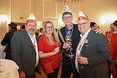 EinzugHofburg 2026-01-09 41  Unser Einzug in die Hofburg - Der Einzug des Prinzen mit seiner Crew in die Hofburg gehört schon länger zur Tradition im Duisburger Karneval. Einen Tag vor der Kürung bezog die Crew ihre Zimmer im WYNDHAM Hotel Duisburger Hof. Hier residieren  nun alle sieben bis zum Rosenmontag. : DVPJ, Toni I, Jules I., Prinz Karneval, Prinz, Prinzessin Aileen I., Hofmarschälle, Page, Pagen, Paginnen, HDK, Duisburg, Karneval, Helau, Tollität, Event, Session 2025, Session 2025, HDK Duisburg, Hauptausschuss, Hauptausschuss Karneval Duisburg, Duisburg ist echt