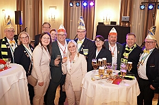 EinzugHofburg 2026-01-09 43  Unser Einzug in die Hofburg - Der Einzug des Prinzen mit seiner Crew in die Hofburg gehört schon länger zur Tradition im Duisburger Karneval. Einen Tag vor der Kürung bezog die Crew ihre Zimmer im WYNDHAM Hotel Duisburger Hof. Hier residieren  nun alle sieben bis zum Rosenmontag. : DVPJ, Toni I, Jules I., Prinz Karneval, Prinz, Prinzessin Aileen I., Hofmarschälle, Page, Pagen, Paginnen, HDK, Duisburg, Karneval, Helau, Tollität, Event, Session 2025, Session 2025, HDK Duisburg, Hauptausschuss, Hauptausschuss Karneval Duisburg, Duisburg ist echt