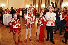 EinzugHofburg 2026-01-09 53  Unser Einzug in die Hofburg - Der Einzug des Prinzen mit seiner Crew in die Hofburg gehört schon länger zur Tradition im Duisburger Karneval. Einen Tag vor der Kürung bezog die Crew ihre Zimmer im WYNDHAM Hotel Duisburger Hof. Hier residieren  nun alle sieben bis zum Rosenmontag. : DVPJ, Toni I, Jules I., Prinz Karneval, Prinz, Prinzessin Aileen I., Hofmarschälle, Page, Pagen, Paginnen, HDK, Duisburg, Karneval, Helau, Tollität, Event, Session 2025, Session 2025, HDK Duisburg, Hauptausschuss, Hauptausschuss Karneval Duisburg, Duisburg ist echt