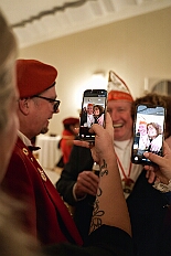 EinzugHofburg 2026-01-09 68  Unser Einzug in die Hofburg - Der Einzug des Prinzen mit seiner Crew in die Hofburg gehört schon länger zur Tradition im Duisburger Karneval. Einen Tag vor der Kürung bezog die Crew ihre Zimmer im WYNDHAM Hotel Duisburger Hof. Hier residieren  nun alle sieben bis zum Rosenmontag. : DVPJ, Toni I, Jules I., Prinz Karneval, Prinz, Prinzessin Aileen I., Hofmarschälle, Page, Pagen, Paginnen, HDK, Duisburg, Karneval, Helau, Tollität, Event, Session 2025, Session 2025, HDK Duisburg, Hauptausschuss, Hauptausschuss Karneval Duisburg, Duisburg ist echt