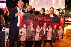 Kuerung Toni I 2026-01-10 036  Endlich Karnevalsprinz: Toni I. -  Am Samstag 10. Januar 2026 war es endlich soweit. Kürung se. Tollität Prinz Toni I., im Rahmen eines hochklassigen Galaabends in der ausverkauften Mercatorhalle in Duisburg. Ein stimmungsvoller Abend mit Show, Musik und Tanz. Vorab präsentierte sich die Prinzencrew 2026 im WYNDHAM Hotel Duisburger Hof der Leibgarde se. Tollität, die Prinzengarde der Stadt Duisburg. : DVPJ, Toni I, Jules I., Prinz Karneval, Prinz, Prinzessin Aileen I., Hofmarschälle, Page, Pagen, Paginnen, HDK, Duisburg, Karneval, Helau, Tollität, Event, Session 2025, Session 2025, HDK Duisburg, Hauptausschuss, Hauptausschuss Karneval Duisburg, Duisburg ist echt