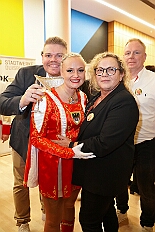 Kuerung Toni I 2026-01-10 100  Endlich Karnevalsprinz: Toni I. -  Am Samstag 10. Januar 2026 war es endlich soweit. Kürung se. Tollität Prinz Toni I., im Rahmen eines hochklassigen Galaabends in der ausverkauften Mercatorhalle in Duisburg. Ein stimmungsvoller Abend mit Show, Musik und Tanz. Vorab präsentierte sich die Prinzencrew 2026 im WYNDHAM Hotel Duisburger Hof der Leibgarde se. Tollität, die Prinzengarde der Stadt Duisburg. : DVPJ, Toni I, Jules I., Prinz Karneval, Prinz, Prinzessin Aileen I., Hofmarschälle, Page, Pagen, Paginnen, HDK, Duisburg, Karneval, Helau, Tollität, Event, Session 2025, Session 2025, HDK Duisburg, Hauptausschuss, Hauptausschuss Karneval Duisburg, Duisburg ist echt