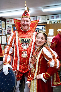 NiederrKarnelasm 2026-01-12 08  Abends im Museum - Im 1. Niederrheinische Karnevalsmuseum, existiert seit 1973, wird die Geschichte des niederrheinischen Karnevals bis heute dargestellt. Beim betreten des Museums begegnen einem schon in Ornaten und Uniformen bekleidete Schaufensterfiguren. In den weitern Räumlichkeiten sind neben einer „Ahnengalerie“ der ehemaligen Tollitäten eine Vielzahl von Orden in Vitrinen ausgelegt. In einer hat sogar unser „Pömpel“ eine Heimat gefunden. : DVPJ, Toni I, Jules I., Prinz Karneval, Prinz, Prinzessin Aileen I., Hofmarschälle, Page, Pagen, Paginnen, HDK, Duisburg, Karneval, Helau, Tollität, Event, Session 2025, Session 2025, HDK Duisburg, Hauptausschuss, Hauptausschuss Karneval Duisburg, Duisburg ist echt