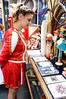 NiederrKarnelasm 2026-01-12 10  Abends im Museum - Im 1. Niederrheinische Karnevalsmuseum, existiert seit 1973, wird die Geschichte des niederrheinischen Karnevals bis heute dargestellt. Beim betreten des Museums begegnen einem schon in Ornaten und Uniformen bekleidete Schaufensterfiguren. In den weitern Räumlichkeiten sind neben einer „Ahnengalerie“ der ehemaligen Tollitäten eine Vielzahl von Orden in Vitrinen ausgelegt. In einer hat sogar unser „Pömpel“ eine Heimat gefunden. : DVPJ, Toni I, Jules I., Prinz Karneval, Prinz, Prinzessin Aileen I., Hofmarschälle, Page, Pagen, Paginnen, HDK, Duisburg, Karneval, Helau, Tollität, Event, Session 2025, Session 2025, HDK Duisburg, Hauptausschuss, Hauptausschuss Karneval Duisburg, Duisburg ist echt