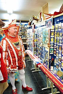 NiederrKarnelasm 2026-01-12 13  Abends im Museum - Im 1. Niederrheinische Karnevalsmuseum, existiert seit 1973, wird die Geschichte des niederrheinischen Karnevals bis heute dargestellt. Beim betreten des Museums begegnen einem schon in Ornaten und Uniformen bekleidete Schaufensterfiguren. In den weitern Räumlichkeiten sind neben einer „Ahnengalerie“ der ehemaligen Tollitäten eine Vielzahl von Orden in Vitrinen ausgelegt. In einer hat sogar unser „Pömpel“ eine Heimat gefunden. : DVPJ, Toni I, Jules I., Prinz Karneval, Prinz, Prinzessin Aileen I., Hofmarschälle, Page, Pagen, Paginnen, HDK, Duisburg, Karneval, Helau, Tollität, Event, Session 2025, Session 2025, HDK Duisburg, Hauptausschuss, Hauptausschuss Karneval Duisburg, Duisburg ist echt