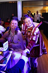 Jeck unter Strom 2026- 01-28 06  Jeck unter Strom 2026 - Mittwoch Abend war es wieder so weit, zum dritten Mal hieß es im Kultur- und Bürgerzentrum Duisburg-Süd Steinhof Huckingen e.V. , „Jeck unter Strom“. Duisburg rief, Köln kam. Aber wir haben unser Duisburg hervorragend vertreten. : DVPJ, Toni I, Jules I., Prinz Karneval, Prinz, Prinzessin Aileen I., Hofmarschälle, Page, Pagen, Paginnen, HDK, Duisburg, Karneval, Helau, Tollität, Event, Session 2025, Session 2025, HDK Duisburg, Hauptausschuss, Hauptausschuss Karneval Duisburg, Duisburg ist echt