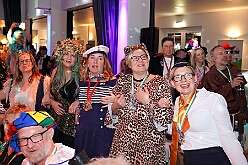 Jeck unter Strom 2026- 01-28 38  Jeck unter Strom 2026 - Mittwoch Abend war es wieder so weit, zum dritten Mal hieß es im Kultur- und Bürgerzentrum Duisburg-Süd Steinhof Huckingen e.V. , „Jeck unter Strom“. Duisburg rief, Köln kam. Aber wir haben unser Duisburg hervorragend vertreten. : DVPJ, Toni I, Jules I., Prinz Karneval, Prinz, Prinzessin Aileen I., Hofmarschälle, Page, Pagen, Paginnen, HDK, Duisburg, Karneval, Helau, Tollität, Event, Session 2025, Session 2025, HDK Duisburg, Hauptausschuss, Hauptausschuss Karneval Duisburg, Duisburg ist echt