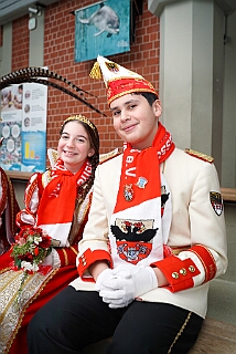 Zoo Duisburg 2026-01-29 17  Ene Besuch em Zoo - Der Zoobesuch ist eine schöne Tradition für die amtierenden Tollitäten der Stadt. Diesmal  besuchten wir außer Kamel, Koala, Delphin und Co. auch die Zebras, wenn auch nicht Blau-Weiß gestreift. : DVPJ, Toni I, Jules I., Prinz Karneval, Prinz, Prinzessin Aileen I., Hofmarschälle, Page, Pagen, Paginnen, HDK, Duisburg, Karneval, Helau, Tollität, Event, Session 2025, Session 2025, HDK Duisburg, Hauptausschuss, Hauptausschuss Karneval Duisburg, Duisburg ist echt