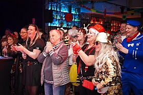 03 Karnevalsp Buddys 2026-01-30 02  Tour-Tag, 30. Januar - An diesem Freitagmorgen hatte das Bezirksamt in Meiderich zum Prinzenempfang gebeten. Am Abend ging es dann weiter bei der „Damenparty“ der Marloher Jecken in Fahrn. Von dort in die „Eventloction BUDDY´S“ in Meiderich. Hier gab es eine Karnevalsparty mit DJ Holger, der ehemaligen Tollität Holger II. von  2025. Zum Abschluss waren wir Gäste beim „Ritterschmaus“ der KG Weiss-Grün in Ruhrort. : DVPJ, Toni I, Jules I., Prinz Karneval, Prinz, Prinzessin Aileen I., Hofmarschälle, Page, Pagen, Paginnen, HDK, Duisburg, Karneval, Helau, Tollität, Event, Session 2025, Session 2025, HDK Duisburg, Hauptausschuss, Hauptausschuss Karneval Duisburg, Duisburg ist echt