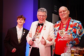 03 Karnevalsp Buddys 2026-01-30 07  Tour-Tag, 30. Januar - An diesem Freitagmorgen hatte das Bezirksamt in Meiderich zum Prinzenempfang gebeten. Am Abend ging es dann weiter bei der „Damenparty“ der Marloher Jecken in Fahrn. Von dort in die „Eventloction BUDDY´S“ in Meiderich. Hier gab es eine Karnevalsparty mit DJ Holger, der ehemaligen Tollität Holger II. von  2025. Zum Abschluss waren wir Gäste beim „Ritterschmaus“ der KG Weiss-Grün in Ruhrort. : DVPJ, Toni I, Jules I., Prinz Karneval, Prinz, Prinzessin Aileen I., Hofmarschälle, Page, Pagen, Paginnen, HDK, Duisburg, Karneval, Helau, Tollität, Event, Session 2025, Session 2025, HDK Duisburg, Hauptausschuss, Hauptausschuss Karneval Duisburg, Duisburg ist echt