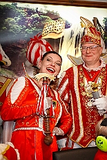 02 Naerrisch Geburtstage 2026-01-31 02  Tour-Tag, 31. Januar - Der Abend begann für ins in Rheinhausen beim Pfarrkarneval St. Peter. Dann waren wir zu Gast bei zwei närrischen Geburtstagen. Heike, Pias Mutter, feierte ihren 66. und Peter seinen 77. Geburtstag. Es folgten dann die Sitzung der KG Blau-Gold Wanheimerort in der Falkstraße und das Kostümfest vom „Königreich Duissern“ im Gertrud-Bäumer-Berufskolleg. Von dort fuhren wir in den Norden zur Clauberghalle. hier war auch ein Kostümfest, das der Rot-Weißen von Hamborn-Marxloh. Zum Schluß dann noch die Sitzung der KAB St. Barbara Duisburg-Hamborn im Bürgerhaus in Neumühl. : DVPJ, Toni I, Jules I., Prinz Karneval, Prinz, Prinzessin Aileen I., Hofmarschälle, Page, Pagen, Paginnen, HDK, Duisburg, Karneval, Helau, Tollität, Event, Session 2025, Session 2025, HDK Duisburg, Hauptausschuss, Hauptausschuss Karneval Duisburg, Duisburg ist echt
