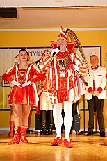 03 Sitzung KG BlauGoldWanheimerort 2026-01-31 05  Tour-Tag, 31. Januar - Der Abend begann für ins in Rheinhausen beim Pfarrkarneval St. Peter. Dann waren wir zu Gast bei zwei närrischen Geburtstagen. Heike, Pias Mutter, feierte ihren 66. und Peter seinen 77. Geburtstag. Es folgten dann die Sitzung der KG Blau-Gold Wanheimerort in der Falkstraße und das Kostümfest vom „Königreich Duissern“ im Gertrud-Bäumer-Berufskolleg. Von dort fuhren wir in den Norden zur Clauberghalle. hier war auch ein Kostümfest, das der Rot-Weißen von Hamborn-Marxloh. Zum Schluß dann noch die Sitzung der KAB St. Barbara Duisburg-Hamborn im Bürgerhaus in Neumühl. : DVPJ, Toni I, Jules I., Prinz Karneval, Prinz, Prinzessin Aileen I., Hofmarschälle, Page, Pagen, Paginnen, HDK, Duisburg, Karneval, Helau, Tollität, Event, Session 2025, Session 2025, HDK Duisburg, Hauptausschuss, Hauptausschuss Karneval Duisburg, Duisburg ist echt