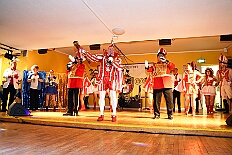 03 Sitzung KG BlauGoldWanheimerort 2026-01-31 08  Tour-Tag, 31. Januar - Der Abend begann für ins in Rheinhausen beim Pfarrkarneval St. Peter. Dann waren wir zu Gast bei zwei närrischen Geburtstagen. Heike, Pias Mutter, feierte ihren 66. und Peter seinen 77. Geburtstag. Es folgten dann die Sitzung der KG Blau-Gold Wanheimerort in der Falkstraße und das Kostümfest vom „Königreich Duissern“ im Gertrud-Bäumer-Berufskolleg. Von dort fuhren wir in den Norden zur Clauberghalle. hier war auch ein Kostümfest, das der Rot-Weißen von Hamborn-Marxloh. Zum Schluß dann noch die Sitzung der KAB St. Barbara Duisburg-Hamborn im Bürgerhaus in Neumühl. : DVPJ, Toni I, Jules I., Prinz Karneval, Prinz, Prinzessin Aileen I., Hofmarschälle, Page, Pagen, Paginnen, HDK, Duisburg, Karneval, Helau, Tollität, Event, Session 2025, Session 2025, HDK Duisburg, Hauptausschuss, Hauptausschuss Karneval Duisburg, Duisburg ist echt