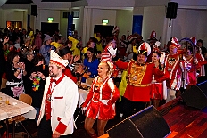 04 Kostuemf KoenigDuissern 2026-01-31 10  Tour-Tag, 31. Januar - Der Abend begann für ins in Rheinhausen beim Pfarrkarneval St. Peter. Dann waren wir zu Gast bei zwei närrischen Geburtstagen. Heike, Pias Mutter, feierte ihren 66. und Peter seinen 77. Geburtstag. Es folgten dann die Sitzung der KG Blau-Gold Wanheimerort in der Falkstraße und das Kostümfest vom „Königreich Duissern“ im Gertrud-Bäumer-Berufskolleg. Von dort fuhren wir in den Norden zur Clauberghalle. hier war auch ein Kostümfest, das der Rot-Weißen von Hamborn-Marxloh. Zum Schluß dann noch die Sitzung der KAB St. Barbara Duisburg-Hamborn im Bürgerhaus in Neumühl. : DVPJ, Toni I, Jules I., Prinz Karneval, Prinz, Prinzessin Aileen I., Hofmarschälle, Page, Pagen, Paginnen, HDK, Duisburg, Karneval, Helau, Tollität, Event, Session 2025, Session 2025, HDK Duisburg, Hauptausschuss, Hauptausschuss Karneval Duisburg, Duisburg ist echt