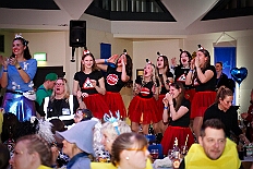 04 Kostuemf KoenigDuissern 2026-01-31 12  Tour-Tag, 31. Januar - Der Abend begann für ins in Rheinhausen beim Pfarrkarneval St. Peter. Dann waren wir zu Gast bei zwei närrischen Geburtstagen. Heike, Pias Mutter, feierte ihren 66. und Peter seinen 77. Geburtstag. Es folgten dann die Sitzung der KG Blau-Gold Wanheimerort in der Falkstraße und das Kostümfest vom „Königreich Duissern“ im Gertrud-Bäumer-Berufskolleg. Von dort fuhren wir in den Norden zur Clauberghalle. hier war auch ein Kostümfest, das der Rot-Weißen von Hamborn-Marxloh. Zum Schluß dann noch die Sitzung der KAB St. Barbara Duisburg-Hamborn im Bürgerhaus in Neumühl. : DVPJ, Toni I, Jules I., Prinz Karneval, Prinz, Prinzessin Aileen I., Hofmarschälle, Page, Pagen, Paginnen, HDK, Duisburg, Karneval, Helau, Tollität, Event, Session 2025, Session 2025, HDK Duisburg, Hauptausschuss, Hauptausschuss Karneval Duisburg, Duisburg ist echt