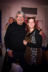 04 Kostuemf KoenigDuissern 2026-01-31 13  Tour-Tag, 31. Januar - Der Abend begann für ins in Rheinhausen beim Pfarrkarneval St. Peter. Dann waren wir zu Gast bei zwei närrischen Geburtstagen. Heike, Pias Mutter, feierte ihren 66. und Peter seinen 77. Geburtstag. Es folgten dann die Sitzung der KG Blau-Gold Wanheimerort in der Falkstraße und das Kostümfest vom „Königreich Duissern“ im Gertrud-Bäumer-Berufskolleg. Von dort fuhren wir in den Norden zur Clauberghalle. hier war auch ein Kostümfest, das der Rot-Weißen von Hamborn-Marxloh. Zum Schluß dann noch die Sitzung der KAB St. Barbara Duisburg-Hamborn im Bürgerhaus in Neumühl. : DVPJ, Toni I, Jules I., Prinz Karneval, Prinz, Prinzessin Aileen I., Hofmarschälle, Page, Pagen, Paginnen, HDK, Duisburg, Karneval, Helau, Tollität, Event, Session 2025, Session 2025, HDK Duisburg, Hauptausschuss, Hauptausschuss Karneval Duisburg, Duisburg ist echt