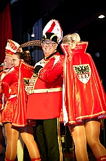 04 Kostuemf KoenigDuissern 2026-01-31 14  Tour-Tag, 31. Januar - Der Abend begann für ins in Rheinhausen beim Pfarrkarneval St. Peter. Dann waren wir zu Gast bei zwei närrischen Geburtstagen. Heike, Pias Mutter, feierte ihren 66. und Peter seinen 77. Geburtstag. Es folgten dann die Sitzung der KG Blau-Gold Wanheimerort in der Falkstraße und das Kostümfest vom „Königreich Duissern“ im Gertrud-Bäumer-Berufskolleg. Von dort fuhren wir in den Norden zur Clauberghalle. hier war auch ein Kostümfest, das der Rot-Weißen von Hamborn-Marxloh. Zum Schluß dann noch die Sitzung der KAB St. Barbara Duisburg-Hamborn im Bürgerhaus in Neumühl. : DVPJ, Toni I, Jules I., Prinz Karneval, Prinz, Prinzessin Aileen I., Hofmarschälle, Page, Pagen, Paginnen, HDK, Duisburg, Karneval, Helau, Tollität, Event, Session 2025, Session 2025, HDK Duisburg, Hauptausschuss, Hauptausschuss Karneval Duisburg, Duisburg ist echt