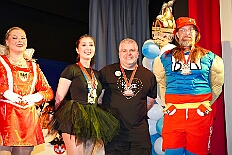 04 Kostuemf KoenigDuissern 2026-01-31 15  Tour-Tag, 31. Januar - Der Abend begann für ins in Rheinhausen beim Pfarrkarneval St. Peter. Dann waren wir zu Gast bei zwei närrischen Geburtstagen. Heike, Pias Mutter, feierte ihren 66. und Peter seinen 77. Geburtstag. Es folgten dann die Sitzung der KG Blau-Gold Wanheimerort in der Falkstraße und das Kostümfest vom „Königreich Duissern“ im Gertrud-Bäumer-Berufskolleg. Von dort fuhren wir in den Norden zur Clauberghalle. hier war auch ein Kostümfest, das der Rot-Weißen von Hamborn-Marxloh. Zum Schluß dann noch die Sitzung der KAB St. Barbara Duisburg-Hamborn im Bürgerhaus in Neumühl. : DVPJ, Toni I, Jules I., Prinz Karneval, Prinz, Prinzessin Aileen I., Hofmarschälle, Page, Pagen, Paginnen, HDK, Duisburg, Karneval, Helau, Tollität, Event, Session 2025, Session 2025, HDK Duisburg, Hauptausschuss, Hauptausschuss Karneval Duisburg, Duisburg ist echt