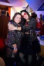 04 Kostuemf KoenigDuissern 2026-01-31 16  Tour-Tag, 31. Januar - Der Abend begann für ins in Rheinhausen beim Pfarrkarneval St. Peter. Dann waren wir zu Gast bei zwei närrischen Geburtstagen. Heike, Pias Mutter, feierte ihren 66. und Peter seinen 77. Geburtstag. Es folgten dann die Sitzung der KG Blau-Gold Wanheimerort in der Falkstraße und das Kostümfest vom „Königreich Duissern“ im Gertrud-Bäumer-Berufskolleg. Von dort fuhren wir in den Norden zur Clauberghalle. hier war auch ein Kostümfest, das der Rot-Weißen von Hamborn-Marxloh. Zum Schluß dann noch die Sitzung der KAB St. Barbara Duisburg-Hamborn im Bürgerhaus in Neumühl. : DVPJ, Toni I, Jules I., Prinz Karneval, Prinz, Prinzessin Aileen I., Hofmarschälle, Page, Pagen, Paginnen, HDK, Duisburg, Karneval, Helau, Tollität, Event, Session 2025, Session 2025, HDK Duisburg, Hauptausschuss, Hauptausschuss Karneval Duisburg, Duisburg ist echt