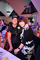 04 Kostuemf KoenigDuissern 2026-01-31 17  Tour-Tag, 31. Januar - Der Abend begann für ins in Rheinhausen beim Pfarrkarneval St. Peter. Dann waren wir zu Gast bei zwei närrischen Geburtstagen. Heike, Pias Mutter, feierte ihren 66. und Peter seinen 77. Geburtstag. Es folgten dann die Sitzung der KG Blau-Gold Wanheimerort in der Falkstraße und das Kostümfest vom „Königreich Duissern“ im Gertrud-Bäumer-Berufskolleg. Von dort fuhren wir in den Norden zur Clauberghalle. hier war auch ein Kostümfest, das der Rot-Weißen von Hamborn-Marxloh. Zum Schluß dann noch die Sitzung der KAB St. Barbara Duisburg-Hamborn im Bürgerhaus in Neumühl. : DVPJ, Toni I, Jules I., Prinz Karneval, Prinz, Prinzessin Aileen I., Hofmarschälle, Page, Pagen, Paginnen, HDK, Duisburg, Karneval, Helau, Tollität, Event, Session 2025, Session 2025, HDK Duisburg, Hauptausschuss, Hauptausschuss Karneval Duisburg, Duisburg ist echt