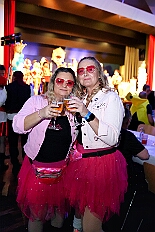 04 Kostuemf KoenigDuissern 2026-01-31 18  Tour-Tag, 31. Januar - Der Abend begann für ins in Rheinhausen beim Pfarrkarneval St. Peter. Dann waren wir zu Gast bei zwei närrischen Geburtstagen. Heike, Pias Mutter, feierte ihren 66. und Peter seinen 77. Geburtstag. Es folgten dann die Sitzung der KG Blau-Gold Wanheimerort in der Falkstraße und das Kostümfest vom „Königreich Duissern“ im Gertrud-Bäumer-Berufskolleg. Von dort fuhren wir in den Norden zur Clauberghalle. hier war auch ein Kostümfest, das der Rot-Weißen von Hamborn-Marxloh. Zum Schluß dann noch die Sitzung der KAB St. Barbara Duisburg-Hamborn im Bürgerhaus in Neumühl. : DVPJ, Toni I, Jules I., Prinz Karneval, Prinz, Prinzessin Aileen I., Hofmarschälle, Page, Pagen, Paginnen, HDK, Duisburg, Karneval, Helau, Tollität, Event, Session 2025, Session 2025, HDK Duisburg, Hauptausschuss, Hauptausschuss Karneval Duisburg, Duisburg ist echt