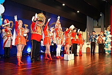 04 Kostuemf KoenigDuissern 2026-01-31 20  Tour-Tag, 31. Januar - Der Abend begann für ins in Rheinhausen beim Pfarrkarneval St. Peter. Dann waren wir zu Gast bei zwei närrischen Geburtstagen. Heike, Pias Mutter, feierte ihren 66. und Peter seinen 77. Geburtstag. Es folgten dann die Sitzung der KG Blau-Gold Wanheimerort in der Falkstraße und das Kostümfest vom „Königreich Duissern“ im Gertrud-Bäumer-Berufskolleg. Von dort fuhren wir in den Norden zur Clauberghalle. hier war auch ein Kostümfest, das der Rot-Weißen von Hamborn-Marxloh. Zum Schluß dann noch die Sitzung der KAB St. Barbara Duisburg-Hamborn im Bürgerhaus in Neumühl. : DVPJ, Toni I, Jules I., Prinz Karneval, Prinz, Prinzessin Aileen I., Hofmarschälle, Page, Pagen, Paginnen, HDK, Duisburg, Karneval, Helau, Tollität, Event, Session 2025, Session 2025, HDK Duisburg, Hauptausschuss, Hauptausschuss Karneval Duisburg, Duisburg ist echt