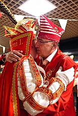 05 Kostuemf RW HambMarxl 2026-01-31 02  Tour-Tag, 31. Januar - Der Abend begann für ins in Rheinhausen beim Pfarrkarneval St. Peter. Dann waren wir zu Gast bei zwei närrischen Geburtstagen. Heike, Pias Mutter, feierte ihren 66. und Peter seinen 77. Geburtstag. Es folgten dann die Sitzung der KG Blau-Gold Wanheimerort in der Falkstraße und das Kostümfest vom „Königreich Duissern“ im Gertrud-Bäumer-Berufskolleg. Von dort fuhren wir in den Norden zur Clauberghalle. hier war auch ein Kostümfest, das der Rot-Weißen von Hamborn-Marxloh. Zum Schluß dann noch die Sitzung der KAB St. Barbara Duisburg-Hamborn im Bürgerhaus in Neumühl. : DVPJ, Toni I, Jules I., Prinz Karneval, Prinz, Prinzessin Aileen I., Hofmarschälle, Page, Pagen, Paginnen, HDK, Duisburg, Karneval, Helau, Tollität, Event, Session 2025, Session 2025, HDK Duisburg, Hauptausschuss, Hauptausschuss Karneval Duisburg, Duisburg ist echt