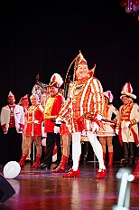 05 Kostuemf RW HambMarxl 2026-01-31 04  Tour-Tag, 31. Januar - Der Abend begann für ins in Rheinhausen beim Pfarrkarneval St. Peter. Dann waren wir zu Gast bei zwei närrischen Geburtstagen. Heike, Pias Mutter, feierte ihren 66. und Peter seinen 77. Geburtstag. Es folgten dann die Sitzung der KG Blau-Gold Wanheimerort in der Falkstraße und das Kostümfest vom „Königreich Duissern“ im Gertrud-Bäumer-Berufskolleg. Von dort fuhren wir in den Norden zur Clauberghalle. hier war auch ein Kostümfest, das der Rot-Weißen von Hamborn-Marxloh. Zum Schluß dann noch die Sitzung der KAB St. Barbara Duisburg-Hamborn im Bürgerhaus in Neumühl. : DVPJ, Toni I, Jules I., Prinz Karneval, Prinz, Prinzessin Aileen I., Hofmarschälle, Page, Pagen, Paginnen, HDK, Duisburg, Karneval, Helau, Tollität, Event, Session 2025, Session 2025, HDK Duisburg, Hauptausschuss, Hauptausschuss Karneval Duisburg, Duisburg ist echt