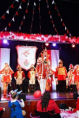 05 Kostuemf RW HambMarxl 2026-01-31 05  Tour-Tag, 31. Januar - Der Abend begann für ins in Rheinhausen beim Pfarrkarneval St. Peter. Dann waren wir zu Gast bei zwei närrischen Geburtstagen. Heike, Pias Mutter, feierte ihren 66. und Peter seinen 77. Geburtstag. Es folgten dann die Sitzung der KG Blau-Gold Wanheimerort in der Falkstraße und das Kostümfest vom „Königreich Duissern“ im Gertrud-Bäumer-Berufskolleg. Von dort fuhren wir in den Norden zur Clauberghalle. hier war auch ein Kostümfest, das der Rot-Weißen von Hamborn-Marxloh. Zum Schluß dann noch die Sitzung der KAB St. Barbara Duisburg-Hamborn im Bürgerhaus in Neumühl. : DVPJ, Toni I, Jules I., Prinz Karneval, Prinz, Prinzessin Aileen I., Hofmarschälle, Page, Pagen, Paginnen, HDK, Duisburg, Karneval, Helau, Tollität, Event, Session 2025, Session 2025, HDK Duisburg, Hauptausschuss, Hauptausschuss Karneval Duisburg, Duisburg ist echt