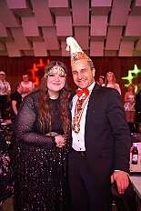 05 Kostuemf RW HambMarxl 2026-01-31 11  Tour-Tag, 31. Januar - Der Abend begann für ins in Rheinhausen beim Pfarrkarneval St. Peter. Dann waren wir zu Gast bei zwei närrischen Geburtstagen. Heike, Pias Mutter, feierte ihren 66. und Peter seinen 77. Geburtstag. Es folgten dann die Sitzung der KG Blau-Gold Wanheimerort in der Falkstraße und das Kostümfest vom „Königreich Duissern“ im Gertrud-Bäumer-Berufskolleg. Von dort fuhren wir in den Norden zur Clauberghalle. hier war auch ein Kostümfest, das der Rot-Weißen von Hamborn-Marxloh. Zum Schluß dann noch die Sitzung der KAB St. Barbara Duisburg-Hamborn im Bürgerhaus in Neumühl. : DVPJ, Toni I, Jules I., Prinz Karneval, Prinz, Prinzessin Aileen I., Hofmarschälle, Page, Pagen, Paginnen, HDK, Duisburg, Karneval, Helau, Tollität, Event, Session 2025, Session 2025, HDK Duisburg, Hauptausschuss, Hauptausschuss Karneval Duisburg, Duisburg ist echt