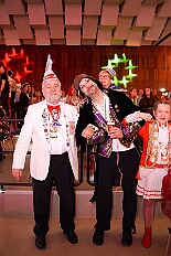 05 Kostuemf RW HambMarxl 2026-01-31 14  Tour-Tag, 31. Januar - Der Abend begann für ins in Rheinhausen beim Pfarrkarneval St. Peter. Dann waren wir zu Gast bei zwei närrischen Geburtstagen. Heike, Pias Mutter, feierte ihren 66. und Peter seinen 77. Geburtstag. Es folgten dann die Sitzung der KG Blau-Gold Wanheimerort in der Falkstraße und das Kostümfest vom „Königreich Duissern“ im Gertrud-Bäumer-Berufskolleg. Von dort fuhren wir in den Norden zur Clauberghalle. hier war auch ein Kostümfest, das der Rot-Weißen von Hamborn-Marxloh. Zum Schluß dann noch die Sitzung der KAB St. Barbara Duisburg-Hamborn im Bürgerhaus in Neumühl. : DVPJ, Toni I, Jules I., Prinz Karneval, Prinz, Prinzessin Aileen I., Hofmarschälle, Page, Pagen, Paginnen, HDK, Duisburg, Karneval, Helau, Tollität, Event, Session 2025, Session 2025, HDK Duisburg, Hauptausschuss, Hauptausschuss Karneval Duisburg, Duisburg ist echt