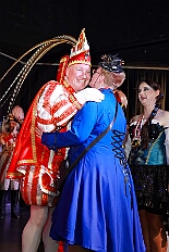 06 Karnevals KAB Hambornl 2026-01-31 03  Tour-Tag, 31. Januar - Der Abend begann für ins in Rheinhausen beim Pfarrkarneval St. Peter. Dann waren wir zu Gast bei zwei närrischen Geburtstagen. Heike, Pias Mutter, feierte ihren 66. und Peter seinen 77. Geburtstag. Es folgten dann die Sitzung der KG Blau-Gold Wanheimerort in der Falkstraße und das Kostümfest vom „Königreich Duissern“ im Gertrud-Bäumer-Berufskolleg. Von dort fuhren wir in den Norden zur Clauberghalle. hier war auch ein Kostümfest, das der Rot-Weißen von Hamborn-Marxloh. Zum Schluß dann noch die Sitzung der KAB St. Barbara Duisburg-Hamborn im Bürgerhaus in Neumühl. : DVPJ, Toni I, Jules I., Prinz Karneval, Prinz, Prinzessin Aileen I., Hofmarschälle, Page, Pagen, Paginnen, HDK, Duisburg, Karneval, Helau, Tollität, Event, Session 2025, Session 2025, HDK Duisburg, Hauptausschuss, Hauptausschuss Karneval Duisburg, Duisburg ist echt