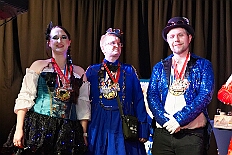 06 Karnevals KAB Hambornl 2026-01-31 04  Tour-Tag, 31. Januar - Der Abend begann für ins in Rheinhausen beim Pfarrkarneval St. Peter. Dann waren wir zu Gast bei zwei närrischen Geburtstagen. Heike, Pias Mutter, feierte ihren 66. und Peter seinen 77. Geburtstag. Es folgten dann die Sitzung der KG Blau-Gold Wanheimerort in der Falkstraße und das Kostümfest vom „Königreich Duissern“ im Gertrud-Bäumer-Berufskolleg. Von dort fuhren wir in den Norden zur Clauberghalle. hier war auch ein Kostümfest, das der Rot-Weißen von Hamborn-Marxloh. Zum Schluß dann noch die Sitzung der KAB St. Barbara Duisburg-Hamborn im Bürgerhaus in Neumühl. : DVPJ, Toni I, Jules I., Prinz Karneval, Prinz, Prinzessin Aileen I., Hofmarschälle, Page, Pagen, Paginnen, HDK, Duisburg, Karneval, Helau, Tollität, Event, Session 2025, Session 2025, HDK Duisburg, Hauptausschuss, Hauptausschuss Karneval Duisburg, Duisburg ist echt