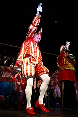 06 Karnevals KAB Hambornl 2026-01-31 06  Tour-Tag, 31. Januar - Der Abend begann für ins in Rheinhausen beim Pfarrkarneval St. Peter. Dann waren wir zu Gast bei zwei närrischen Geburtstagen. Heike, Pias Mutter, feierte ihren 66. und Peter seinen 77. Geburtstag. Es folgten dann die Sitzung der KG Blau-Gold Wanheimerort in der Falkstraße und das Kostümfest vom „Königreich Duissern“ im Gertrud-Bäumer-Berufskolleg. Von dort fuhren wir in den Norden zur Clauberghalle. hier war auch ein Kostümfest, das der Rot-Weißen von Hamborn-Marxloh. Zum Schluß dann noch die Sitzung der KAB St. Barbara Duisburg-Hamborn im Bürgerhaus in Neumühl. : DVPJ, Toni I, Jules I., Prinz Karneval, Prinz, Prinzessin Aileen I., Hofmarschälle, Page, Pagen, Paginnen, HDK, Duisburg, Karneval, Helau, Tollität, Event, Session 2025, Session 2025, HDK Duisburg, Hauptausschuss, Hauptausschuss Karneval Duisburg, Duisburg ist echt