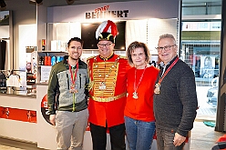 Bennert Prinzencrew2026 SteffiSinz2  Gemeinsam für den Karneval, Zusammenhalt und Duisburg Ein Auszug der Besuche bei den Unterstützern des Duisburger Karnevals und insbesondere sr. Tollität Prinz Toni I. der Stadt Duisburg 2026. Die Prinzencrew dankt Euch von Herzen für Eure Unterstützung. : DVPJ, Toni I, Jules I., Prinz Karneval, Prinz, Prinzessin Aileen I., Hofmarschälle, Page, Pagen, Paginnen, HDK, Duisburg, Karneval, Helau, Tollität, Event, Session 2025, Session 2025, HDK Duisburg, Hauptausschuss, Hauptausschuss Karneval Duisburg, Duisburg ist echt