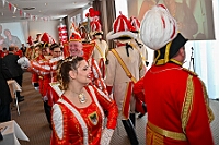 01 77Jahre RoteFunken 2026- 02-01 04  Tour-Tag, 1. Februar - Im Intercity Hotel feierten die Roten Funken ihr 77-jähriges Bestehen an diesem Sonntagmorgen, auch wir gratulierten. Auf zum Heimspiel für unsere Christin hieß es danach, dies bei der Damensitzung der » Blauen Jungs «. Eine große Kinderschar erwartete uns dann im Steinhof. Die Musketiere hielten dort ihre Kindersitzung ab. In die Rheinhausenhall führte uns dann der nächste Termin, Damensitzung von Rot-Weiß. Zum Schluß erwartete und die SPD Großenbaum/Rahm bei ihrem „Tanztee“ in unserem Stadquartier, dem Coupe 1900. : DVPJ, Toni I, Jules I., Prinz Karneval, Prinz, Prinzessin Aileen I., Hofmarschälle, Page, Pagen, Paginnen, HDK, Duisburg, Karneval, Helau, Tollität, Event, Session 2025, Session 2025, HDK Duisburg, Hauptausschuss, Hauptausschuss Karneval Duisburg, Duisburg ist echt