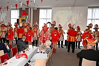 01 77Jahre RoteFunken 2026- 02-01 08  Tour-Tag, 1. Februar - Im Intercity Hotel feierten die Roten Funken ihr 77-jähriges Bestehen an diesem Sonntagmorgen, auch wir gratulierten. Auf zum Heimspiel für unsere Christin hieß es danach, dies bei der Damensitzung der » Blauen Jungs «. Eine große Kinderschar erwartete uns dann im Steinhof. Die Musketiere hielten dort ihre Kindersitzung ab. In die Rheinhausenhall führte uns dann der nächste Termin, Damensitzung von Rot-Weiß. Zum Schluß erwartete und die SPD Großenbaum/Rahm bei ihrem „Tanztee“ in unserem Stadquartier, dem Coupe 1900. : DVPJ, Toni I, Jules I., Prinz Karneval, Prinz, Prinzessin Aileen I., Hofmarschälle, Page, Pagen, Paginnen, HDK, Duisburg, Karneval, Helau, Tollität, Event, Session 2025, Session 2025, HDK Duisburg, Hauptausschuss, Hauptausschuss Karneval Duisburg, Duisburg ist echt